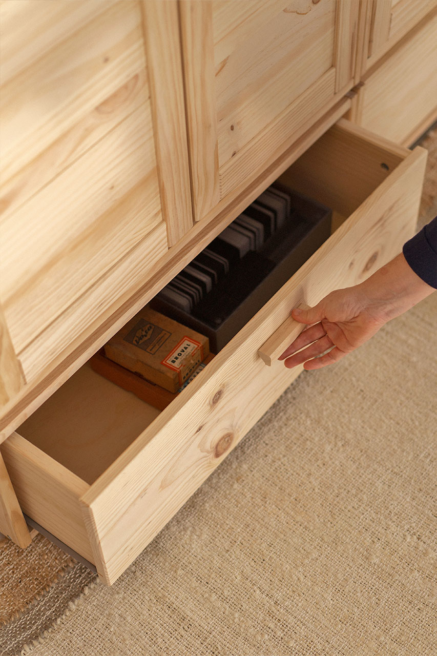 Imagen de ambiente 4 para:Armario de madera natural con cajones